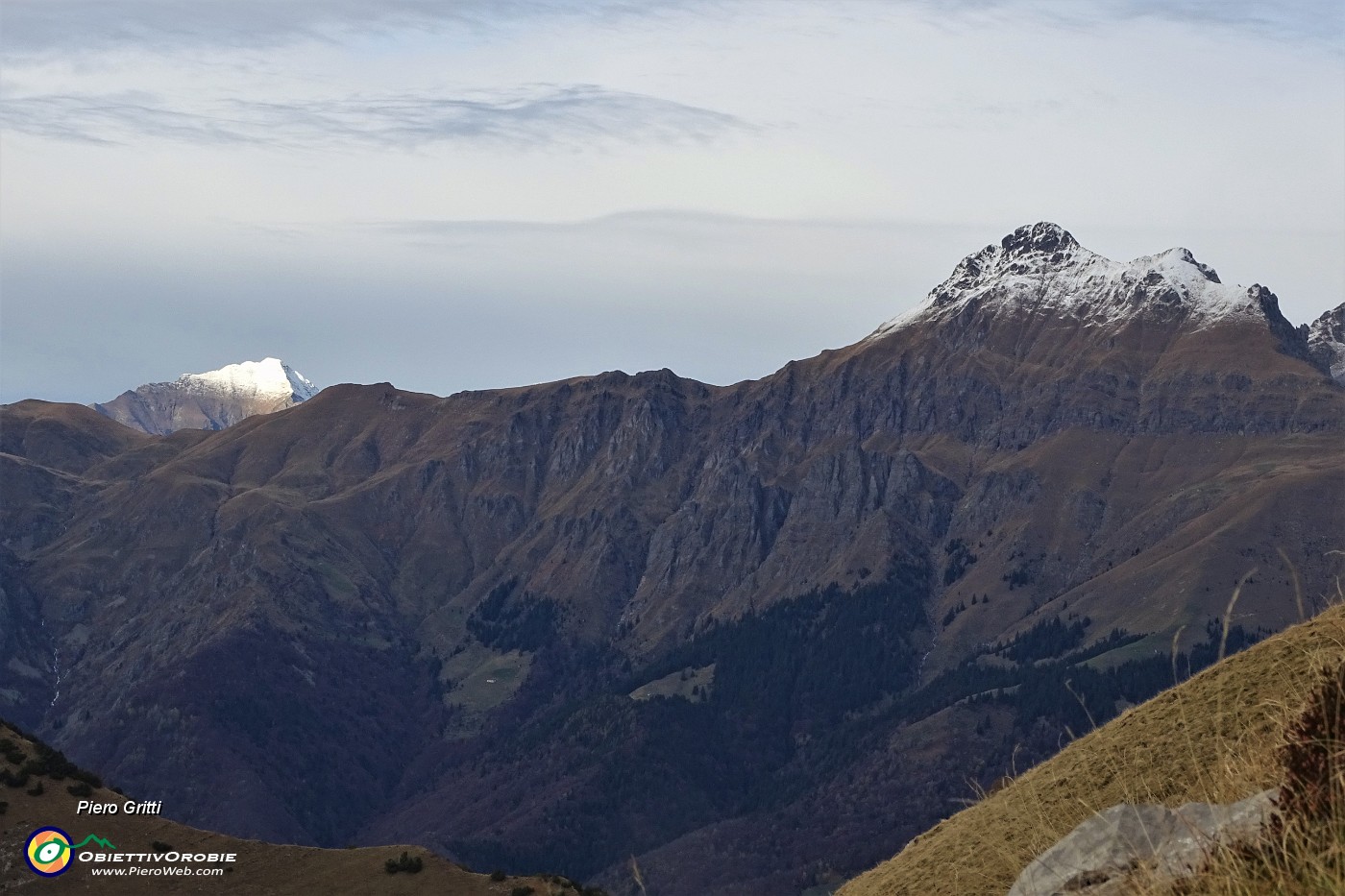 67 Cime del Tre Signori a dx e del Legnone imbiancate.JPG